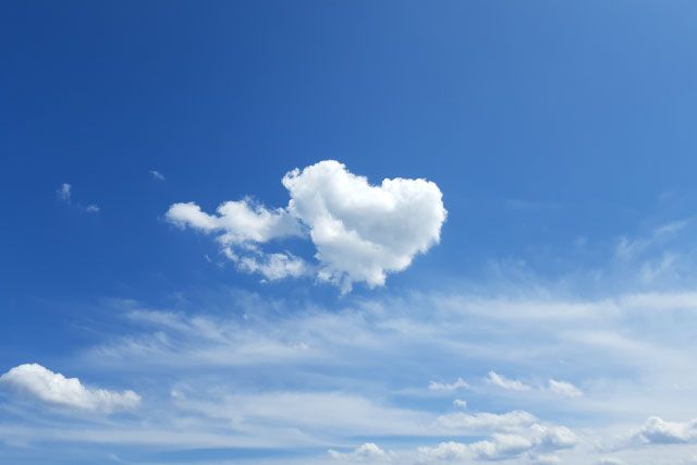 Blauer Himmel mit Schleierwolken und einer Wolke in Form eines Herz